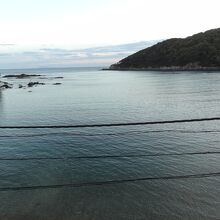 電線が邪魔ですが、海が一望です。