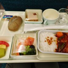成田、ハノイ便の機内食