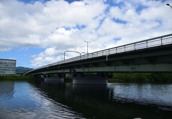 松江市内を流れる大橋川を渡る橋