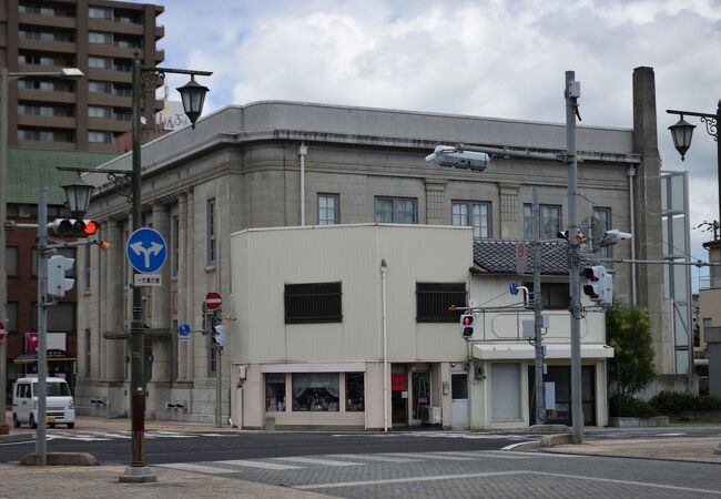 かつて銀行だった建物を利用した美術館