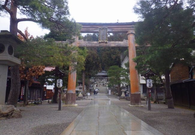 なかなか立派な神社