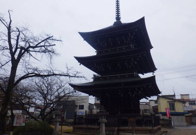立派な三重塔が目を引くお寺