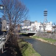 松本の中心部を流れる川