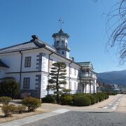 明治時代初期に建てられた国宝の校舎