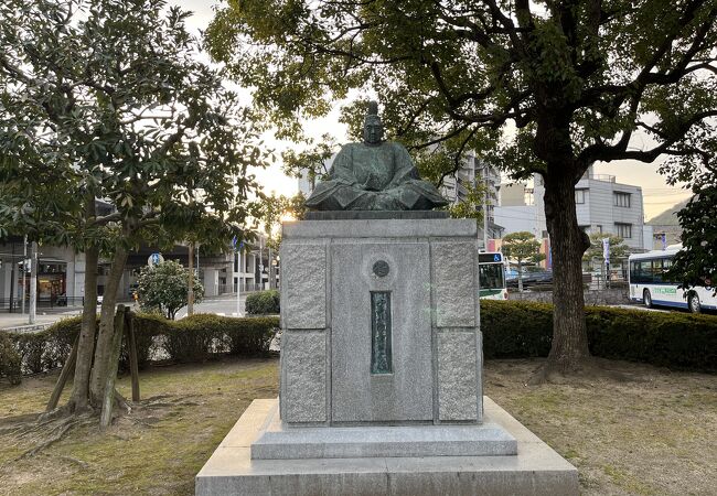 駅前のロータリーにあります