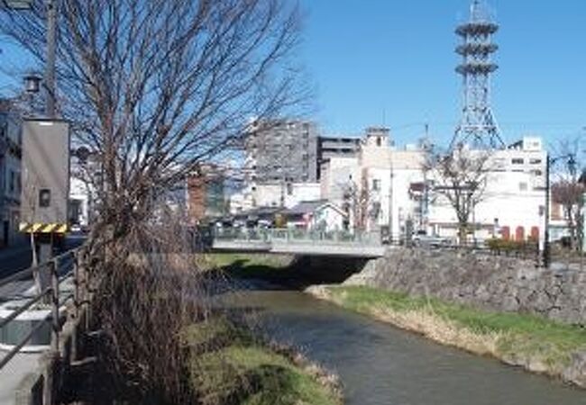 松本の中心部を流れる川