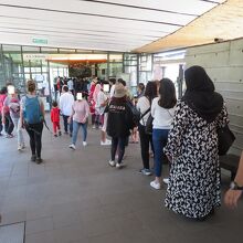 12月下旬は学校の休暇で家族連れが多く...、