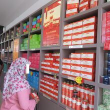 茶葉販売所には紅茶がずらり