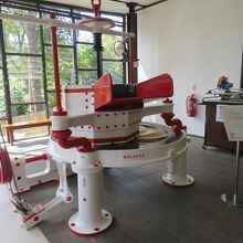 ...茶作りのための器具や機械が展示されたコーナーあり。