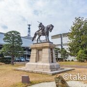 「松平直政公 騎馬像」は島根県庁前の公園内にあります