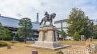 「松平直政公 騎馬像」は島根県庁前の公園内にあります