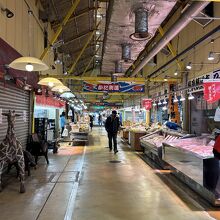 カニ街道とかマグロ街道とか商品ごとにわかりやすい売り場