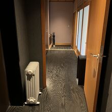 洗面台の前から撮影。左の扉がトイレです。