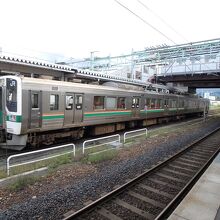 普通列車で移動する場合は米沢駅で乗換えとなる