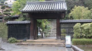 しっかりとした門