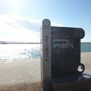 青い海に赤い鳥居