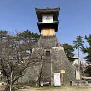 琴電琴平駅傍の日本一高い灯篭