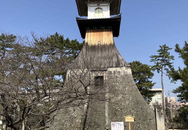 琴電琴平駅傍の日本一高い灯篭