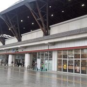 駅前に大きなタイムズ駐車場があります