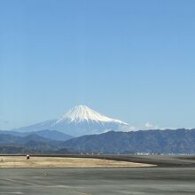 空港から見える富士山