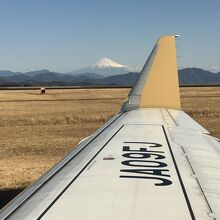 富士山を眺めながら飛行機が動きます