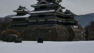 雪景色の松本城は北からの眺めがおすすめ♪