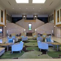 玄関から館内に入ると、正面は広々としたロビー