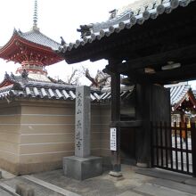 多宝塔が通りからでもよく見えます。