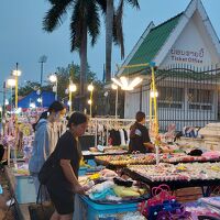 ホテルの正面の道。夕方になると露店出現