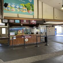 インフォメーションカウンター。日本語ができる方がいることも。