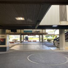 写真奥がツアー会社の待ち合わせエリア。