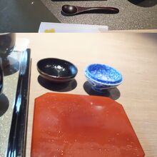 お寿司の器の上蓋全面に細かい滴がついていました（写真の下段）
