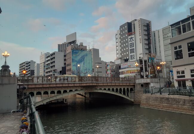 周辺はきれいに整備（納屋橋）