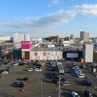 窓からの景色、隣はイオン、高い空には航空機の姿もしばしばです