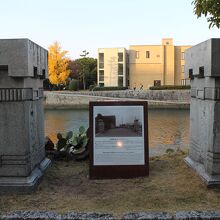 原爆投下にも残った旧橋の柱2基は原爆被災説明板と共に