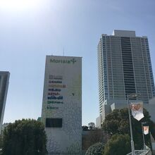 低層部の上に建つ塔