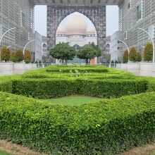 庭の向こうに見えるドームはマレーシア連邦裁判所（最高裁判所）
