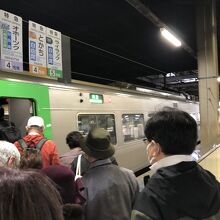 札幌駅にライラック１５号自由席乗車口には長蛇の列！