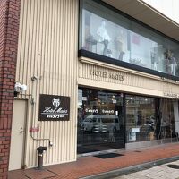 大きな窓から館内ロビーが見渡せて開放的です