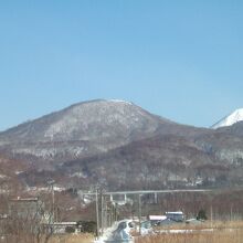 線路のすぐ近くにあり、裾野を高速道路も通っています