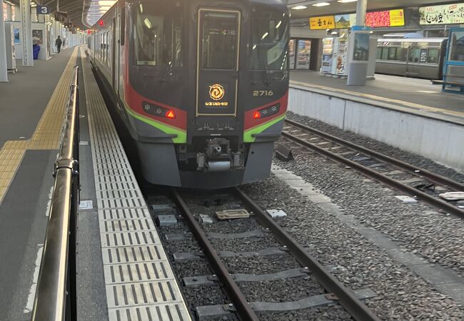 宇田津駅で特急「南風」と連結します。