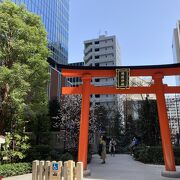 ビル群に囲まれた福徳神社