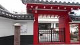 鮮烈な赤い山門