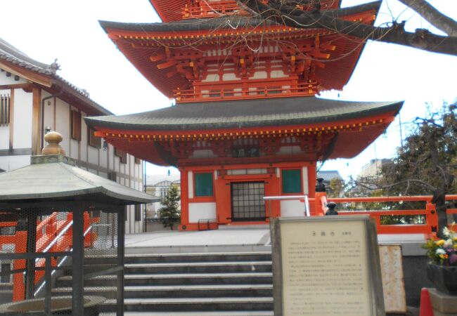尼崎寺町の朱色の三重塔