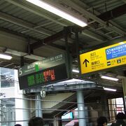 朝の新横浜駅は激しく混みます