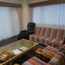 リビングにある黒いマッサージチェアー。