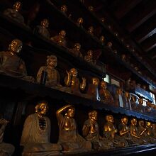 様々なポーズをとる羅漢像たち