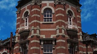 下から見上げた時の美しさも計算されデザイン性の高さが感じられる：岩手銀行赤レンガ館