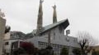 ガウディの建築要素を取り入れた特徴のある教会