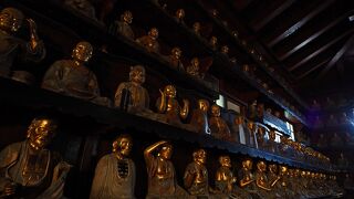 明り取り窓だけの薄暗い空間で羅漢像に囲まれる：報恩寺(岩手県盛岡市)